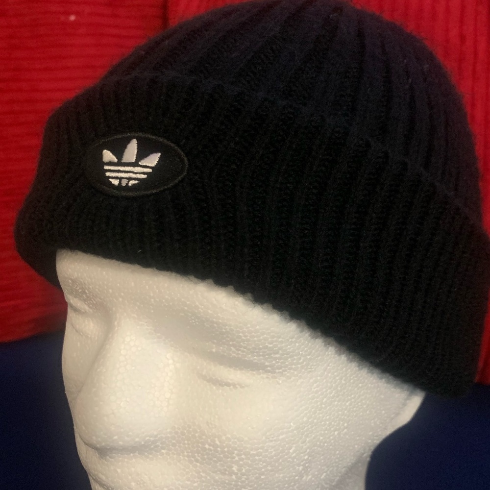 ADIDAS knitted toque logo ❤️